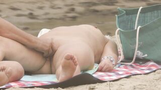 Beach couple Sex Spy voyeur Mature finger Pussy