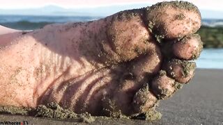 Faith Hatch orgasms beautifully on the beach