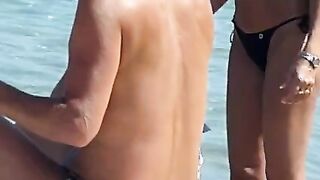 Beach voyeur 04 - Topless women puts sun cream on face