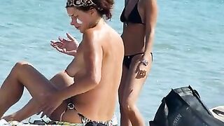 Beach voyeur 04 - Topless women puts sun cream on face