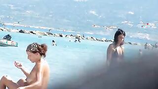 Beach voyeur 04 - Topless women puts sun cream on face