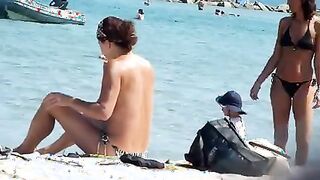 Beach voyeur 04 - Topless women puts sun cream on face
